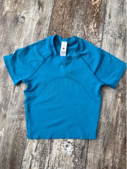 Lululemon cropped shirt