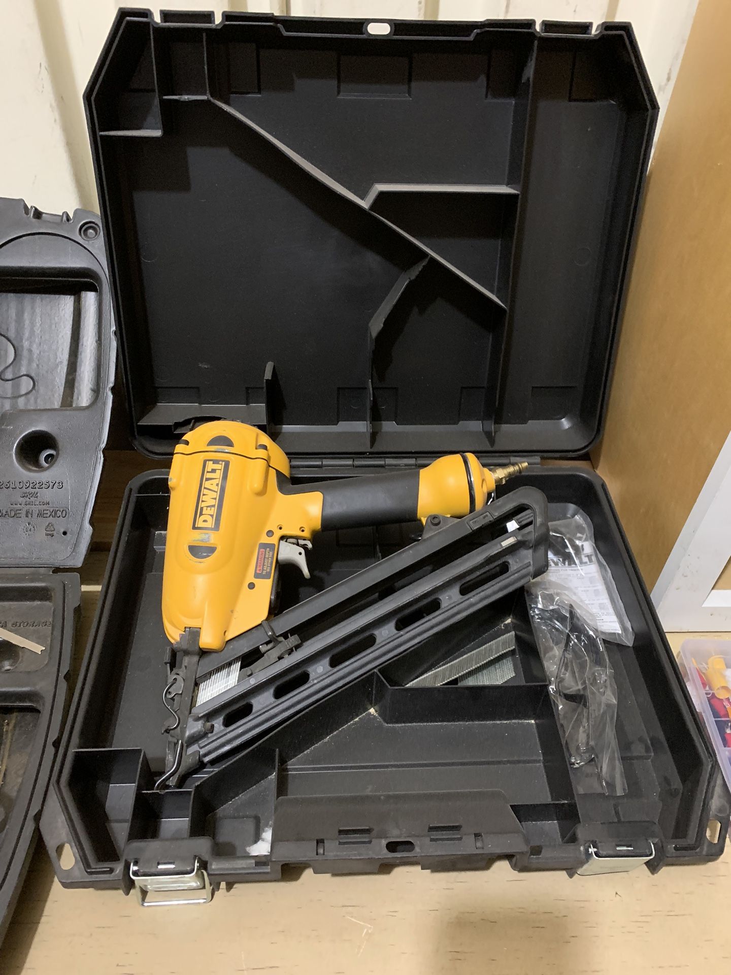 Pneumatic Dewalt D51275 15 GA. Angled Finish Nailer