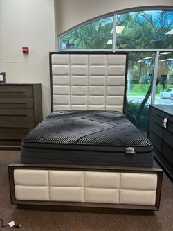 Brand New Queen Bed with Mattress / Cama Queen con Colchon Nuevo a Estrenar