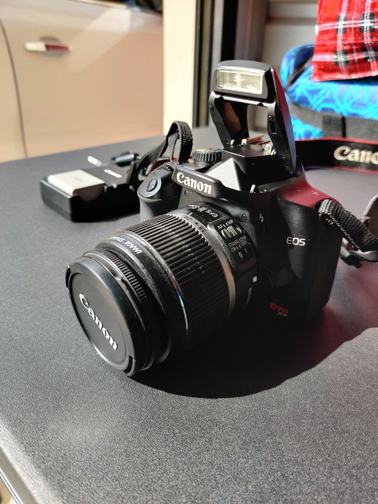 🤩 Canon Rebel XS DSLR Camera - EF-S 18-55mm f/3.5-5.6 IS Lens Black