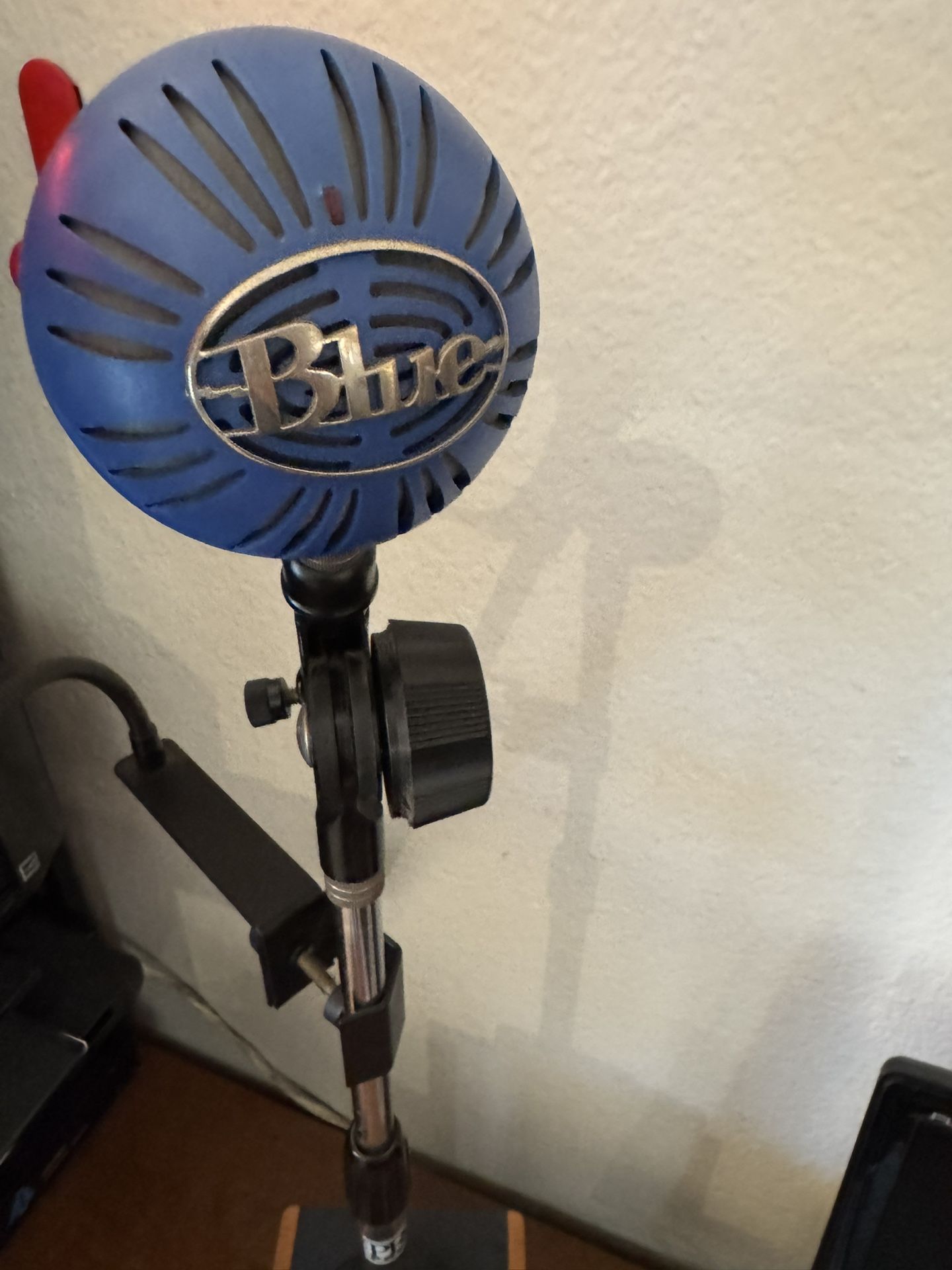 Blue Snowball Microphone/Heavy Duty, Microphone boom stand/pop filter with gooseneck.