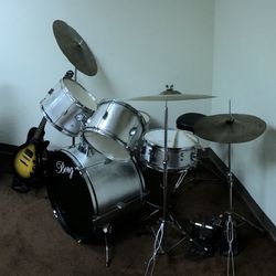 Borg 12 Piece Drum set. 