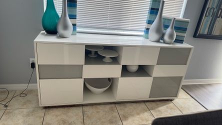 Dining room with server