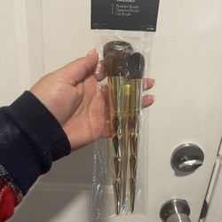 Jafra Set/3 Brushes  $20 And Purple Kabuki  $10