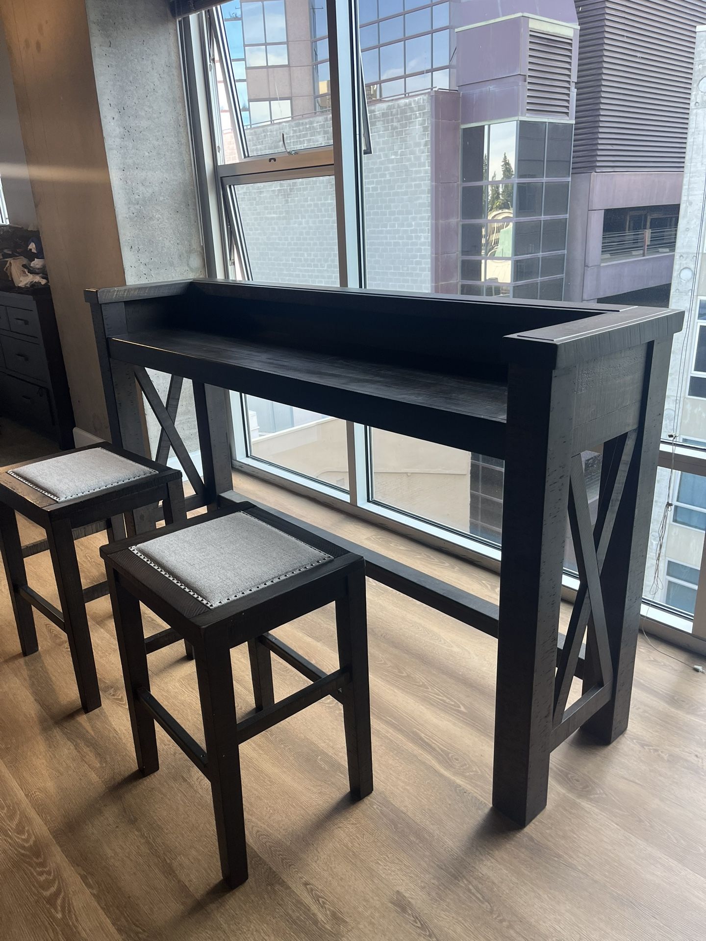 Luxury Bar Table & 2 Stools