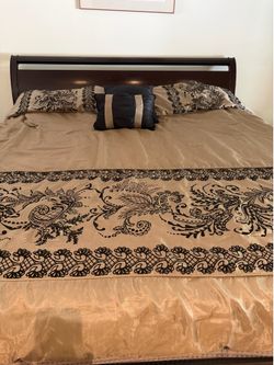 King size bedspread with two pillow cases and some throw pillows