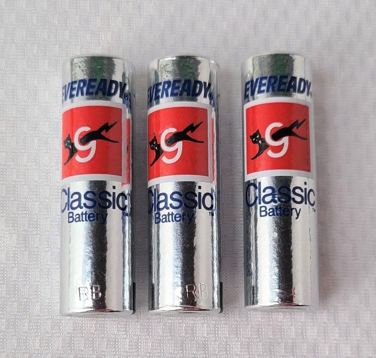 3 Vintage Eveready Classic AA Batteries 9-Lives Black Cat For Display