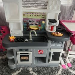 Step 2 small play kitchen 