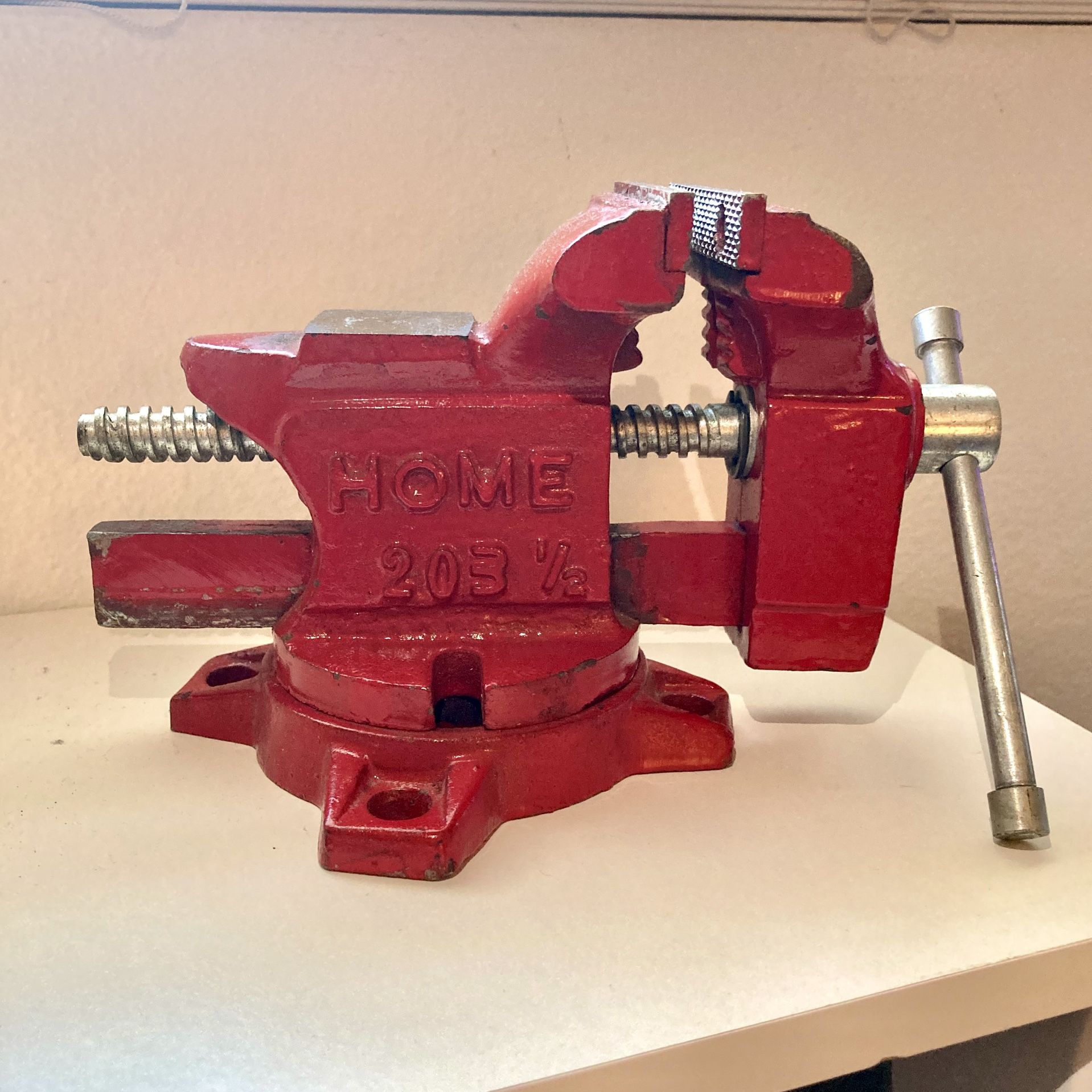 Red swivel bench vise, Home 203 1/2