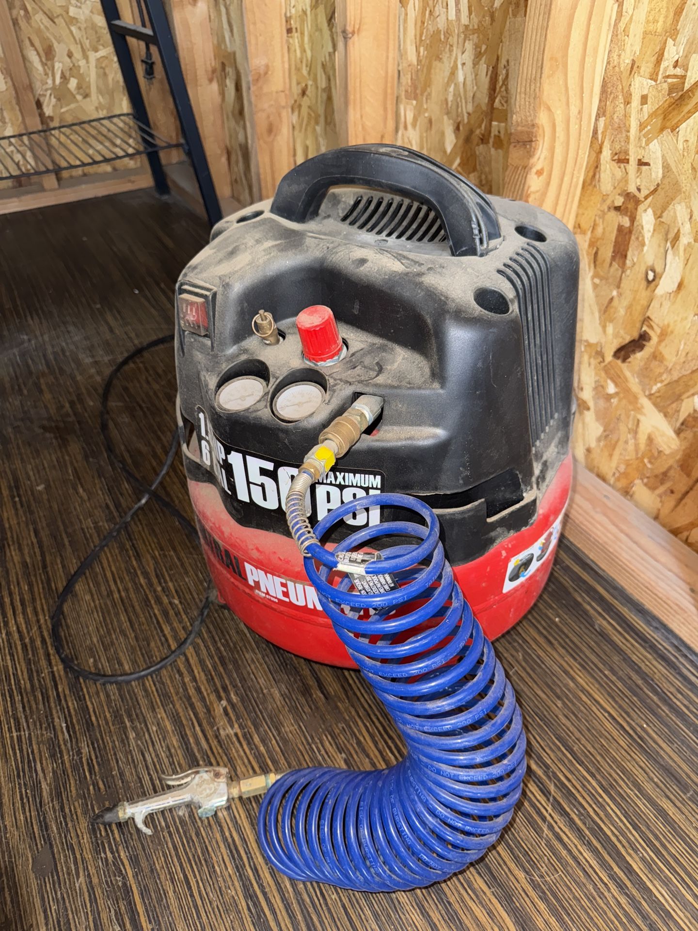 Central Pneumatic 6 Gallon 1.5 HP 150 PSI Air Compressor