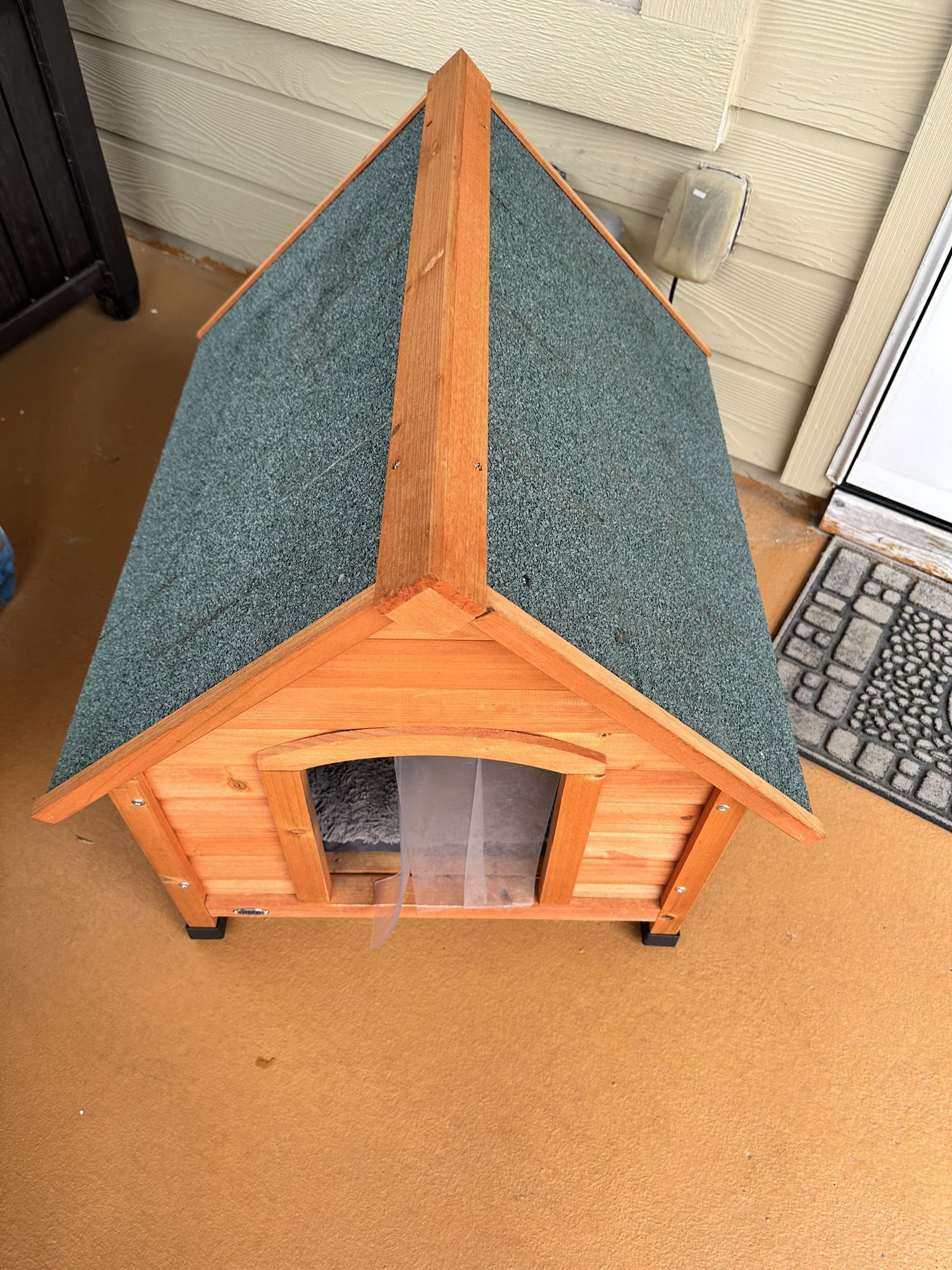 Small Dog House With Heater & Dog Door Flap