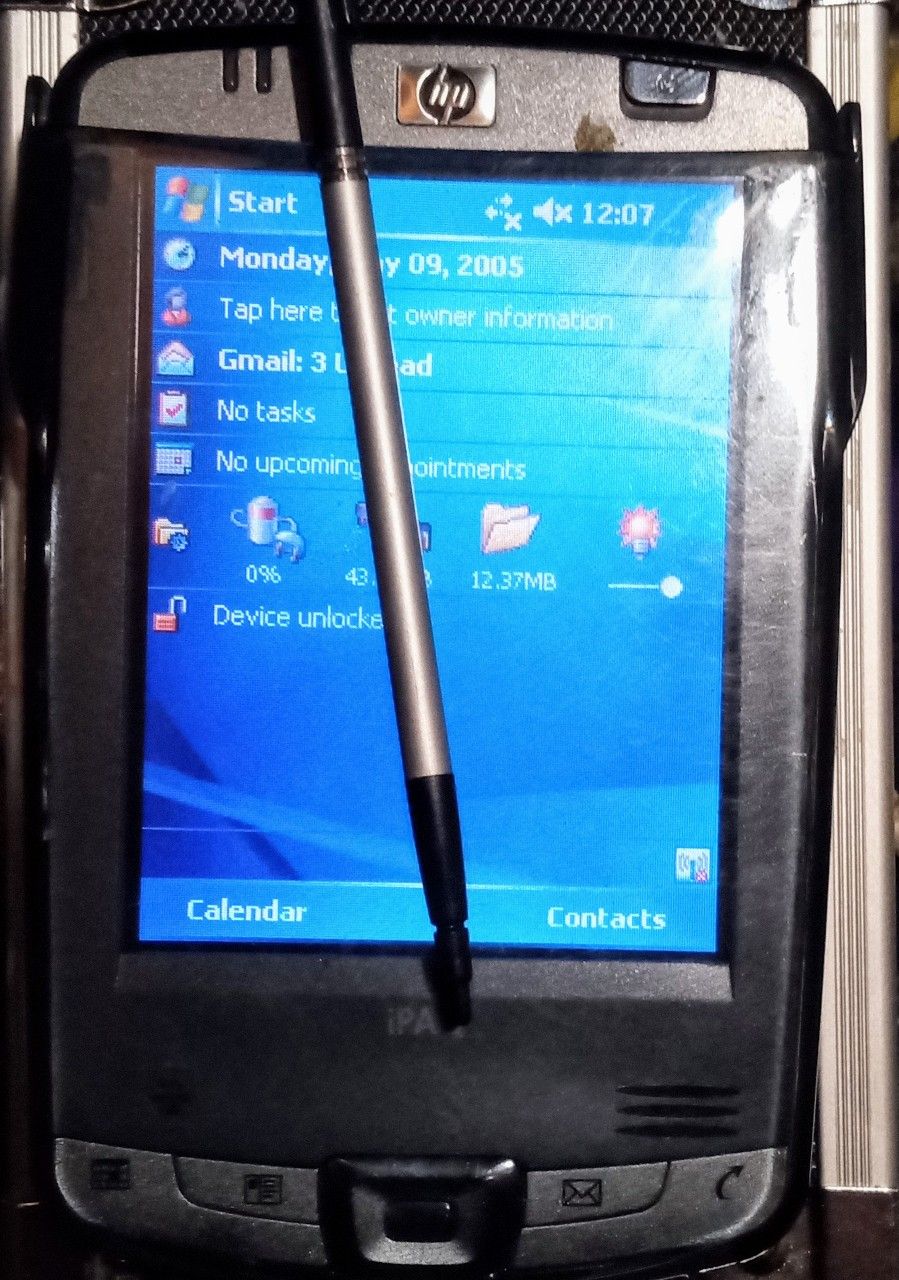 HP iPAQ hx2490 pocket PC includes Stylus