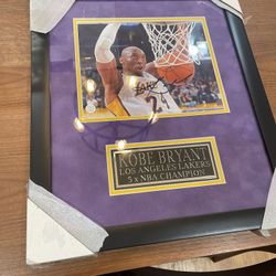 Kobe Bryant signed And Authenticated Picture With Frame