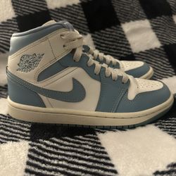 2022 Wmns Air Jordan 1 Mid 'University Blue'