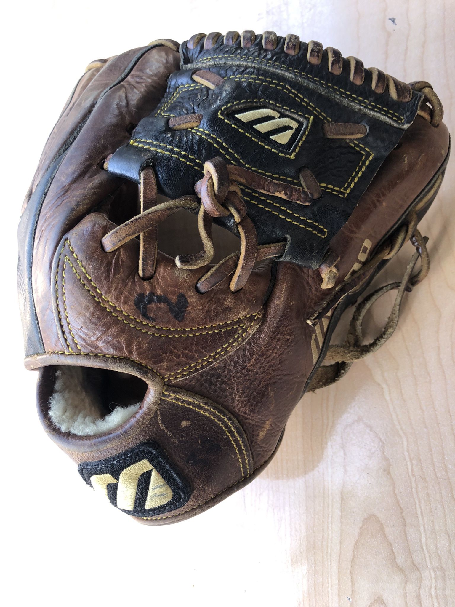 Mizuno Classic Baseball Glove Sz 10.5” USA Model Nice Quality Glove Have More Equipment Available $60 firm