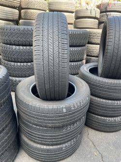 235/65R17 kumho  235/65/17 set of matching 4 tires in great condition 250$ for 4 tires plus tax . Mount available but not included.  Wheel alignment a