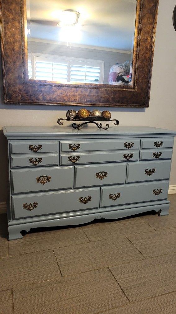 BEAUTIFUL SOLID WOOD LONG DRESSER 