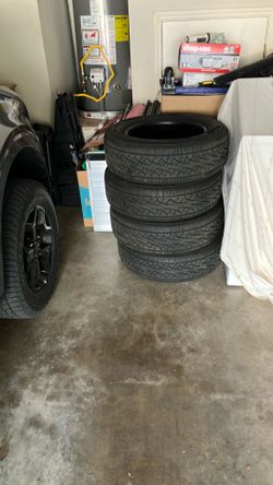 Like new 235/65R17 102 H tires pirelli scorpion atr