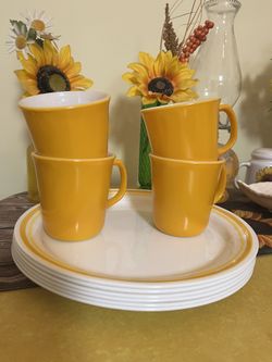 Vintage Corelle 6 Plates & 4 Cups