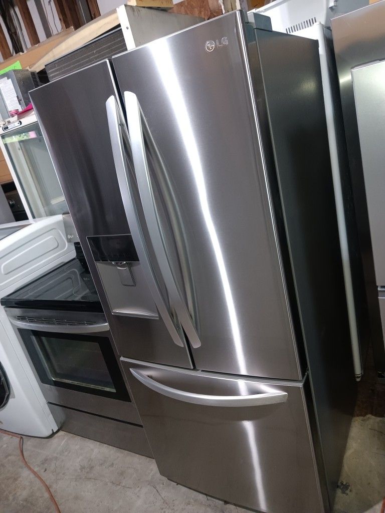 30" W L/G Refrigerator Everything Works Good 💯 Ice Maker On The Bottom