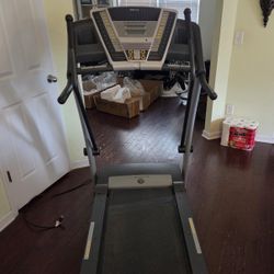 Gold's Gym Crosswalk 570 Treadmill