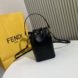 Ladies 𝐅𝐞𝐧𝐝𝐢 Mon tresor Monogram Bucket Bag 