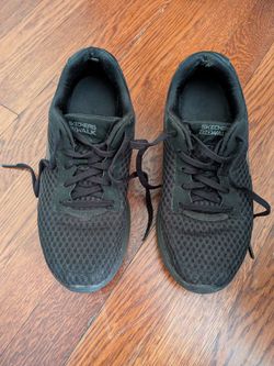 Sketchers GOwalk 6 - Women's size 7, Black Sneakers