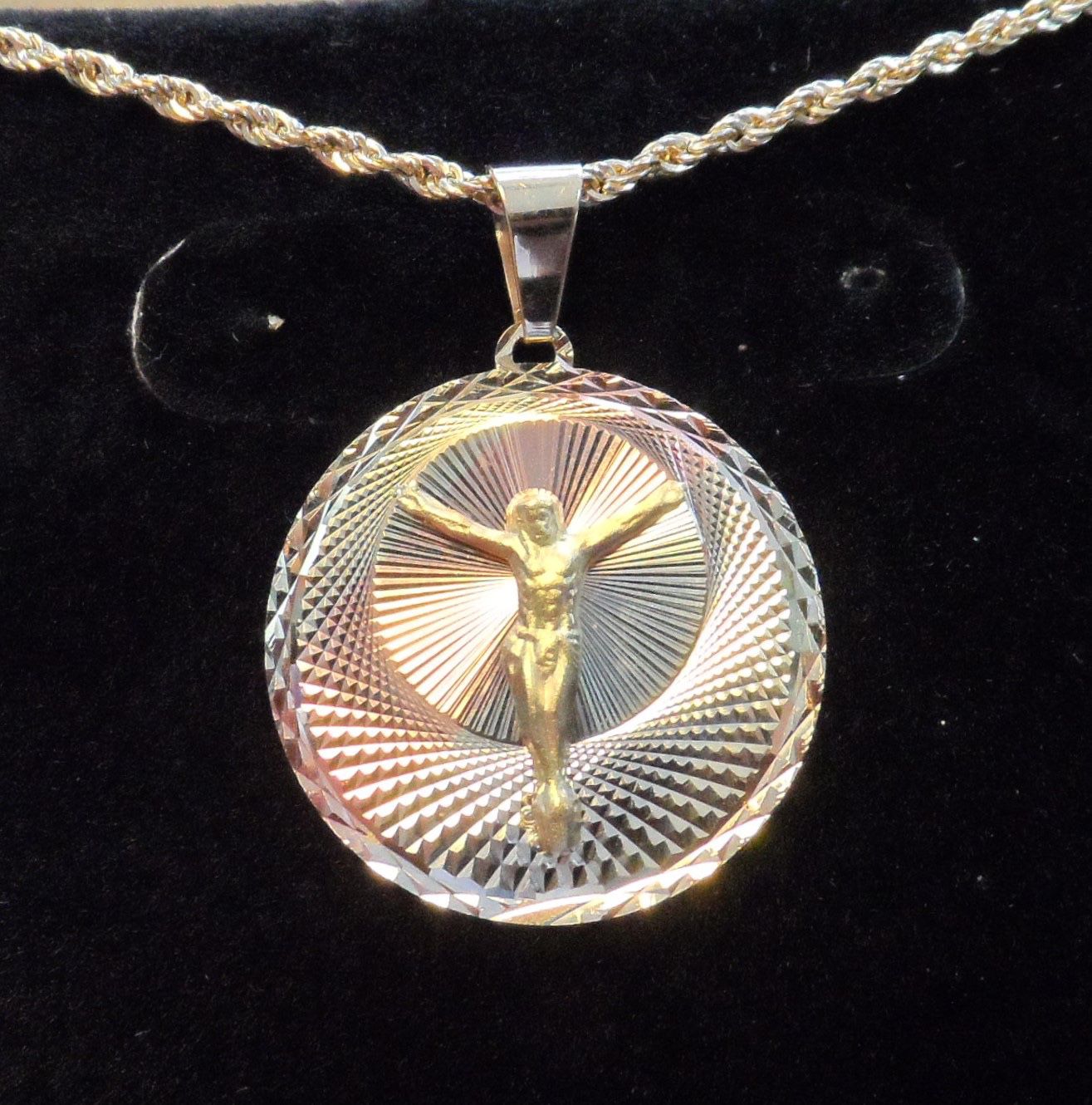 NEW 10K GOLD RELIGIOUS PENDANT WITH CHAIN