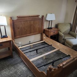 Broyhill Traditional Oak wood Queen bed