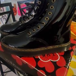 New Dr. Martens Womens Boots. Size 7