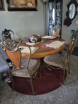 DINNING ROUND TABLE