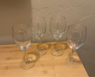 Set of 4 Clear Glass Wine Glasses