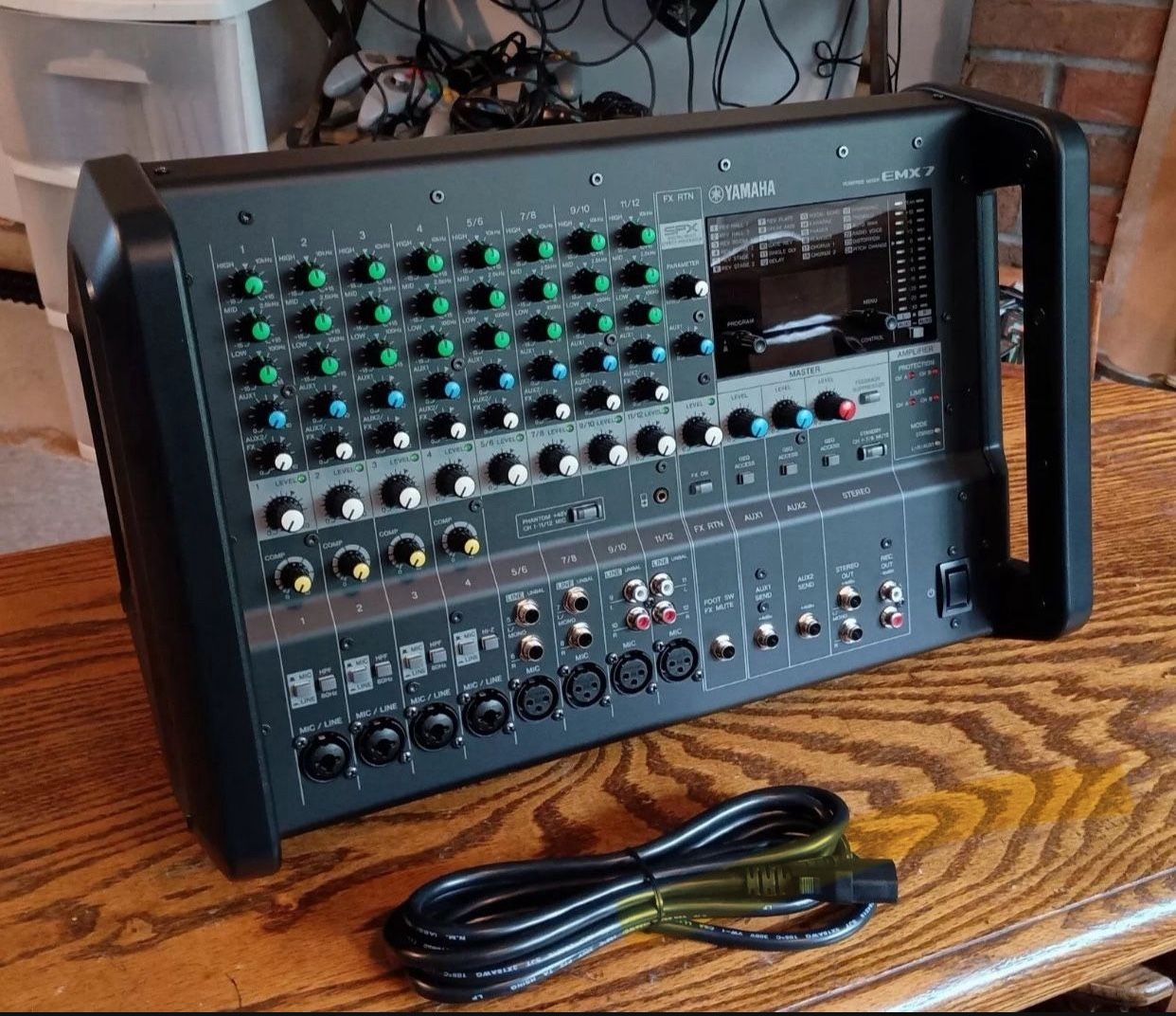 Yamaha EMX7 12-Input Powered Mixer
