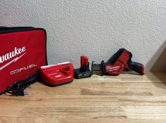 Milwaukee M12 Fuel Reciprocating Saw/Hackzall Kit Like New (Como Nuevo)