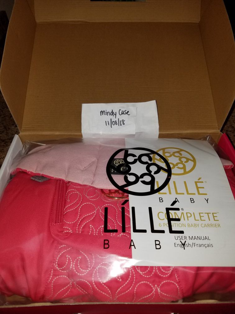 BRAND NEW IN BOX Lillebaby Embossed Luxe Baby Carrier Pink Ribbon