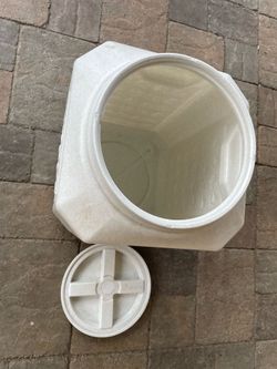 Dog food Storage bin - like new. GAMMA2