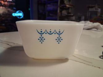 vintage Pyrex "Snowflake Garland" refrigerator dish, model 501-B, which holds 1.5 https://offerup.com/redirect/?o=Y3Vwcy5JdA== features a white milk g