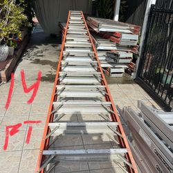 Escalera de 14 pies doble subida casi nuevas de fibra de vidrio perfectas condiciones 