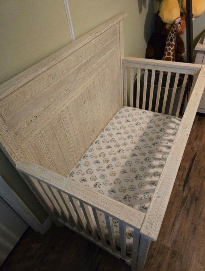 Baby Crib With Mattress!! Like New 