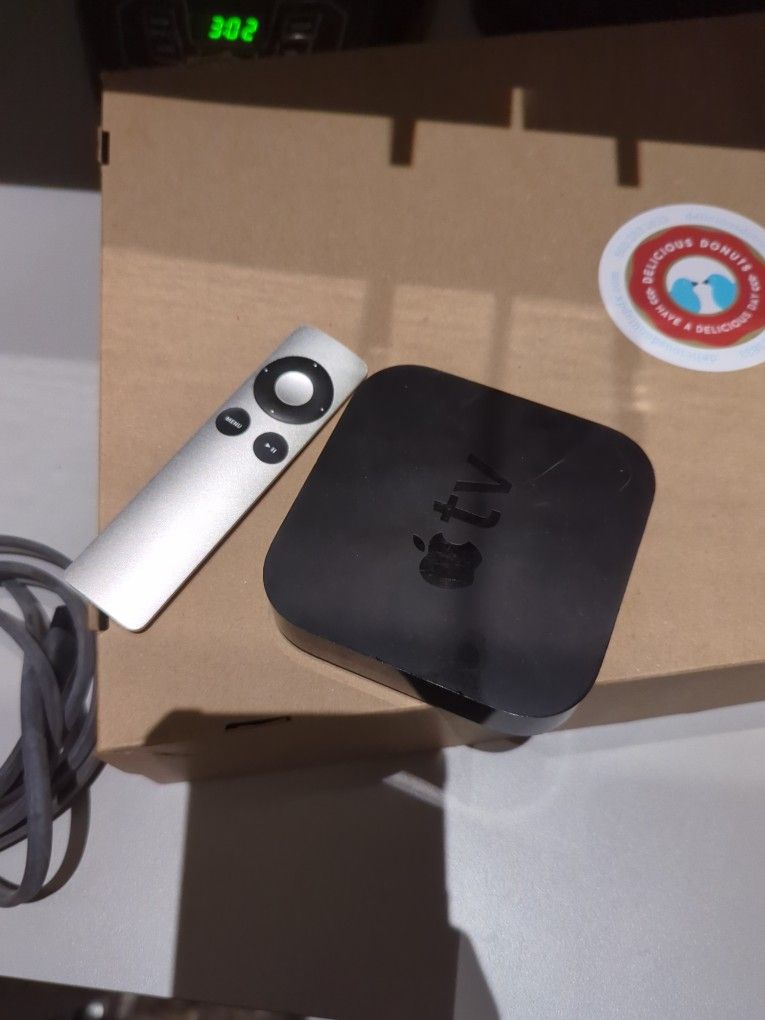 
📺 Apple TV (3rd Generation) + Remote + Power Cable – Works Great!