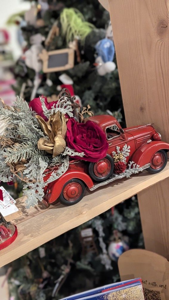Goldee Noeleen β Vintage Red Truck Christmas Floral ππ»