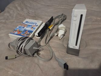 Nintendi Wii with controllers and games