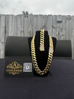 Heavy Gold Miami Cuban link with VVS lock