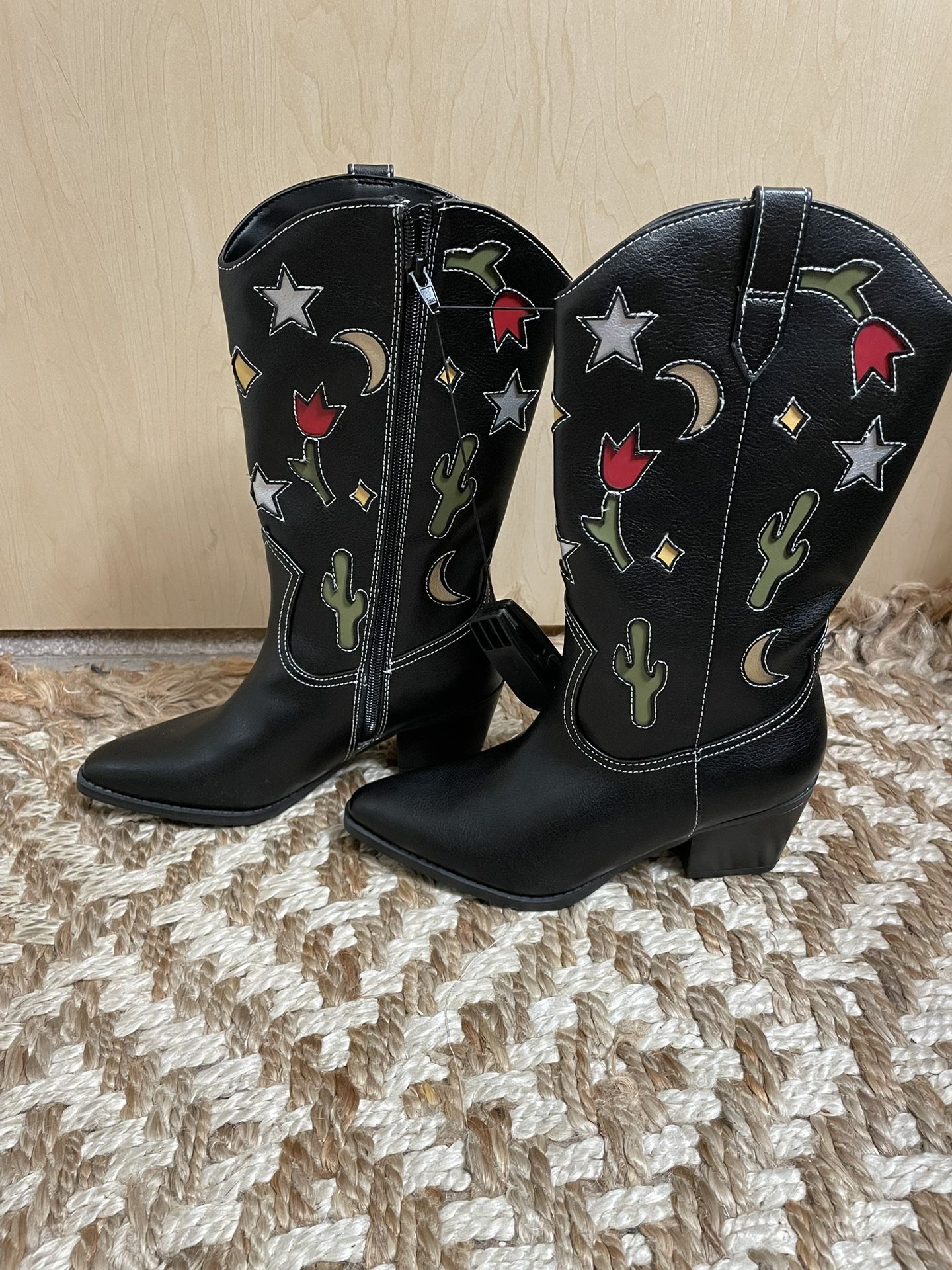 Brand New Adorable Women’s size 6 Cowboy Boots Never worn