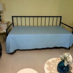Trundle bed