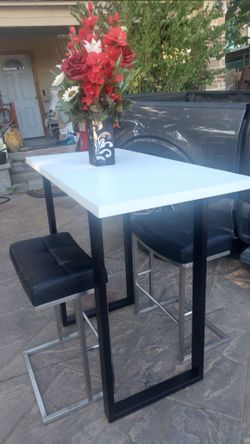 Tall heavy metal table with brand New Barstools