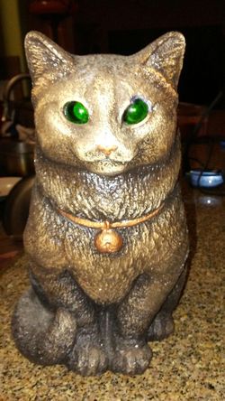 Cat candle holder put the candle in the eyes light up