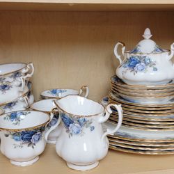 30 Piece Vintage Royal Doulton 