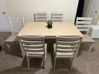 Free Delivery 🚚 Dining Table Set from Ashley furniture✨