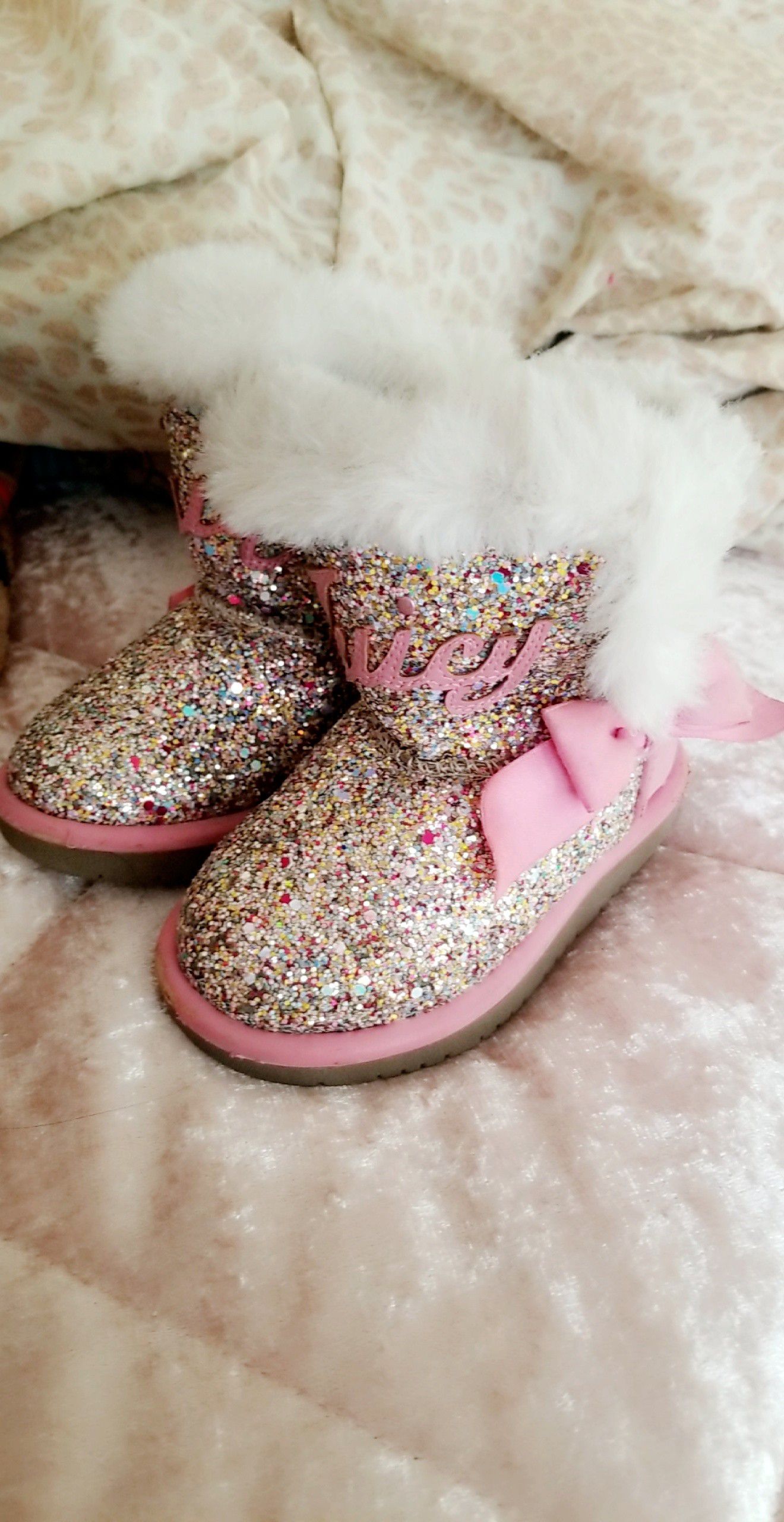 Jucy couture boots in good condition size 6 in toddler girl!